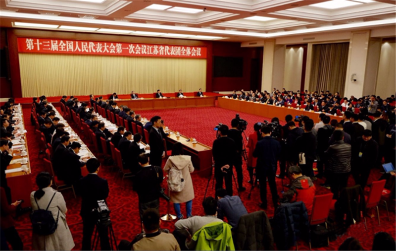 肖伟代表在审议政府工作报告时作交流发言：创新动能，勇开新局，推进新时代国药高质量发展